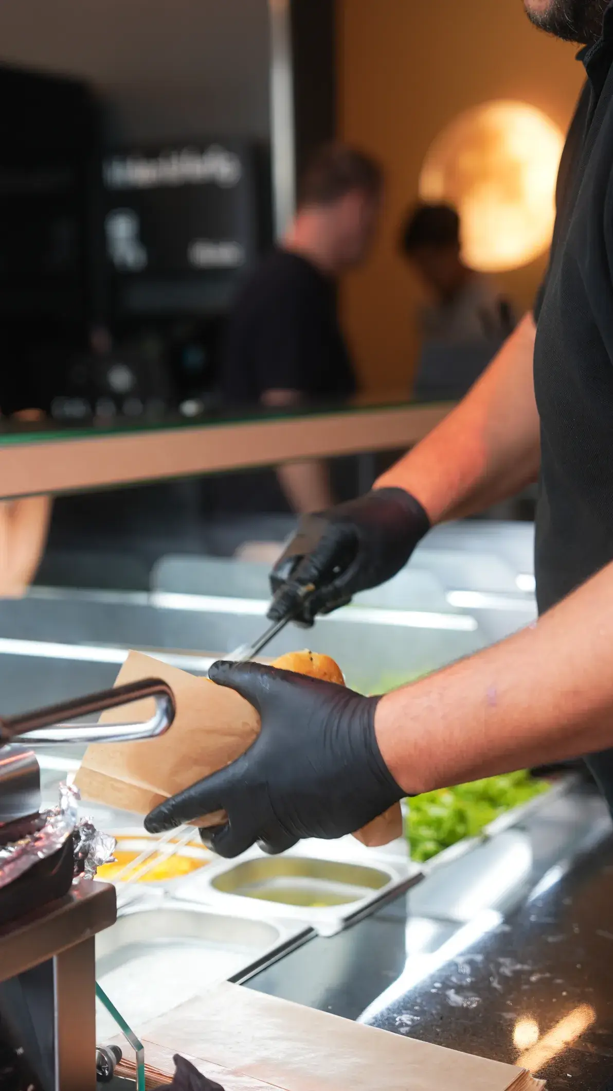 Ein Döner wird an der Theke frisch belegt